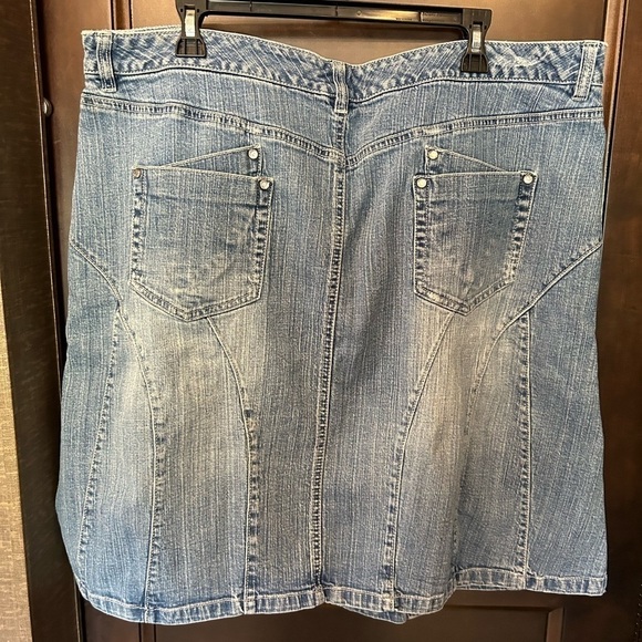 B Street. Denim skirt size 20w. Faded. Distressed and jeweled pockets - Picture 8 of 10